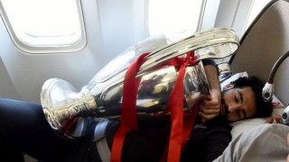 Κοιμήθηκε με την κούπα παρέα ο               Σαλάχ!