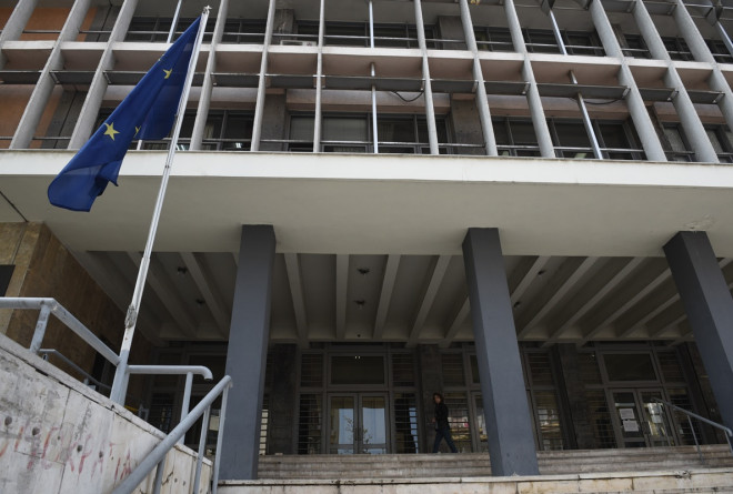 Θεσσαλονίκη: Η στιγμή που 59χρονος βάζει φωτιά σε ξερά χόρτα στη Σίνδο