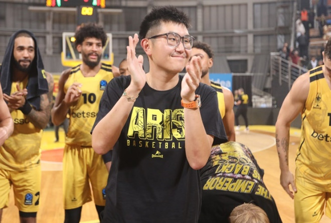 Στη Θεσσαλονίκη ο Ρίτσαρντ Σιάο: Η βόλτα του στην παραλία της πόλης (pic)