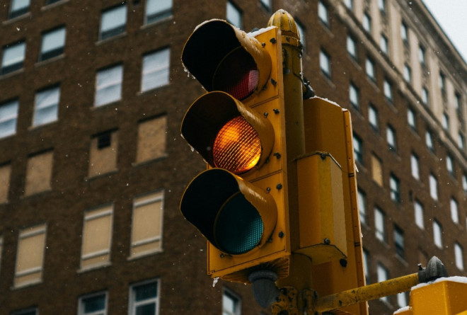 Αλλαγές στον ΚΟΚ: Τι ισχύει με το πορτοκαλί φανάρι και ποιο είναι το πρόστιμο