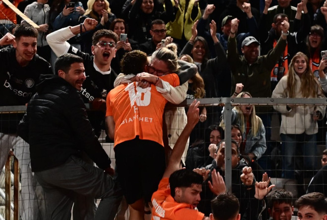 Ο πανηγυρισμός του Νους με τη μαμά του στο 1-2 του ΟΦΗ