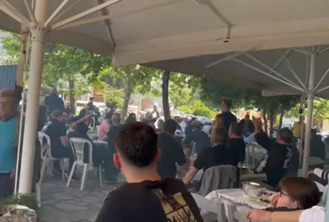 Οπαδοί του ΠΑΟΚ και του ΟΦΗ κάνουν κερκίδα στα... τσιπουράδικα του Βόλου πριν τον τελικό