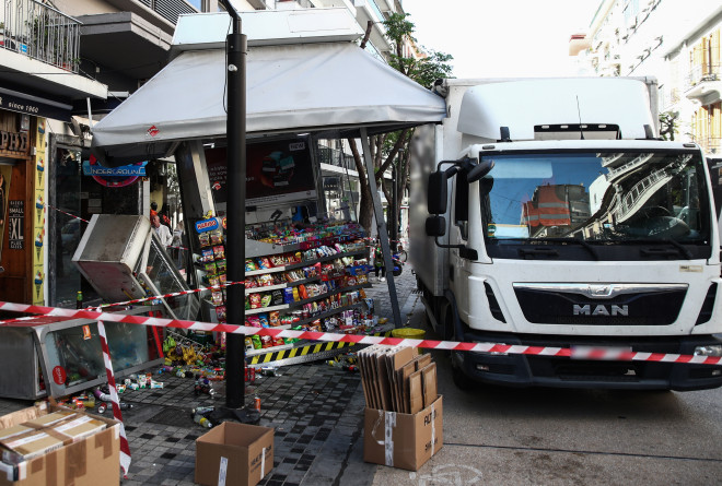 Θεσσαλονίκη: Φορτηγό προσέκρουσε και «ξήλωσε» περίπτερο στην Αγίας Σοφίας