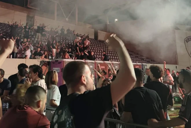 Λάρισα: Πάρτι με συνθήματα υπέρ της ΑΕΛ ακολούθησε μετά τη συναυλία του ΛΕΞ