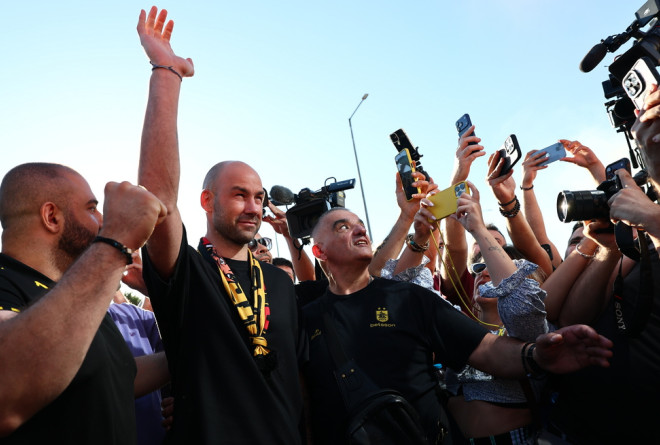 «Σεισμός» στο αεροδρόμιο «Μακεδονία» για τον Σπανούλη: Εντυπωσιακή υποδοχή από χιλιάδες Αρειανούς