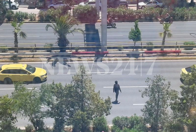 Πεζός σε αμόκ διέσχισε κάθετα τη Συγγρού: «Αγνοούνταν» η Αστυνομία