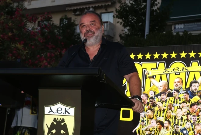 ΑΕΚ: Το μήνυμα Ηλιόπουλου πάνω σε φανέλα μικρού φίλου του Ολυμπιακού