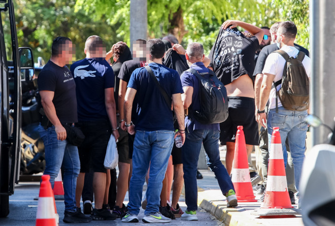 Καλλιθέα: «Μου έβγαλε μαχαίρι, δεν ήθελα να τον σκοτώσω»-Ποινική δίωξη στους συλληφθέντες