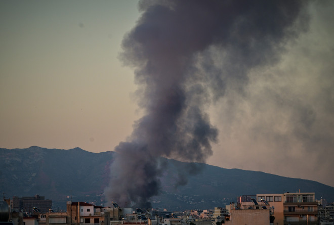 Φωτιά στο παλιό κτίριο του Μπάντμιντον στο Πάρκο Γουδή, ήχησε το 112!