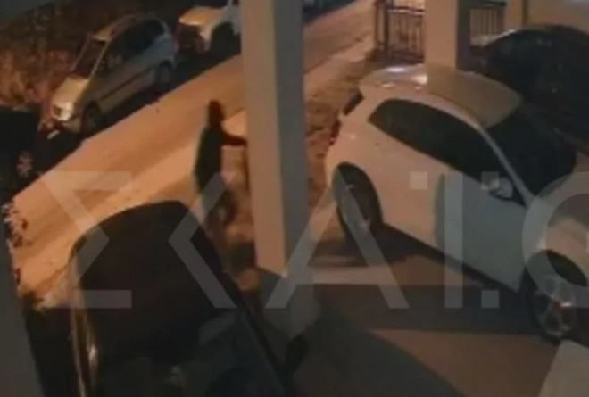 Θεσσαλονίκη: Bίντεο από τη στιγμή που ο δράστης αφήνει τον εκρηκτικό μηχανισμό στο σπίτι του Σάββα Αναστασιάδη