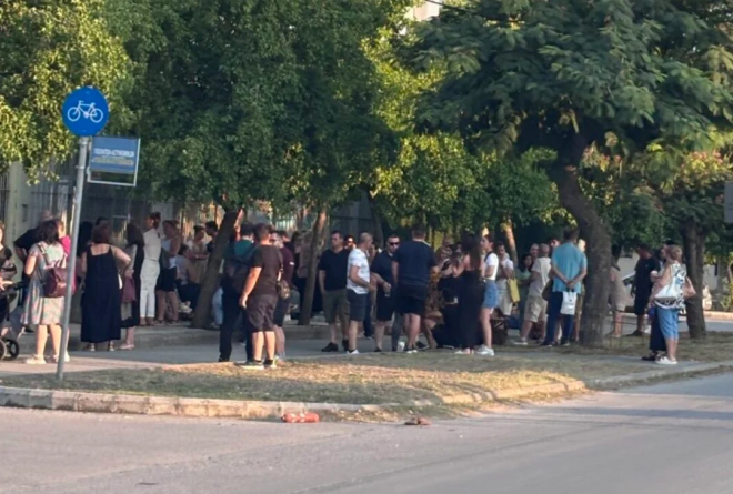 Λάρισα: Νυχτερινές ουρές έξω από το Αστυνομικό Μέγαρο για ένα διαβατήριο