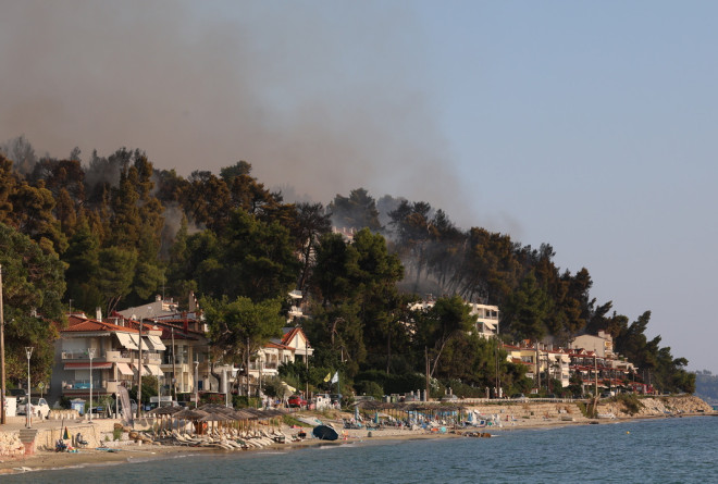 Φωτιά στη Χαλκιδική: Καταγγελία για επίθεση στο συνεργείο του Mega-«Έσπασαν το κινητό και το μικρόφωνο»