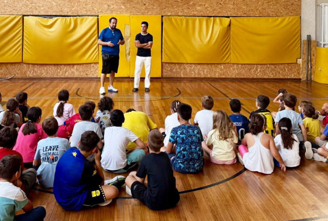 Ο Μανού Γκαρθία κοντά στα παιδιά του Summer Camp του Α.Σ. Άρης