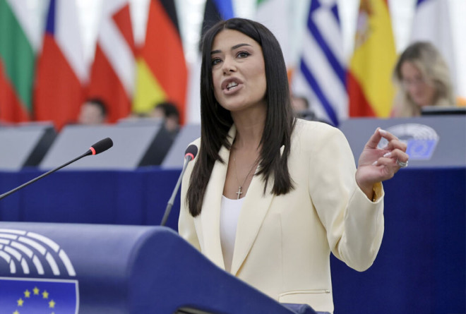 Λατινοπούλου σε φον ντερ Λάιεν: «Μας γεμίσατε λαθρομετανάστες και μας πνίξατε στους φόρους»
