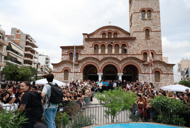 Λαϊκή αγρυπνία για τον Γιώργο Μαζωνάκη: Λαοθάλασσα στη Νίκαια, τον αποχαιρετούν με τα τραγούδια του