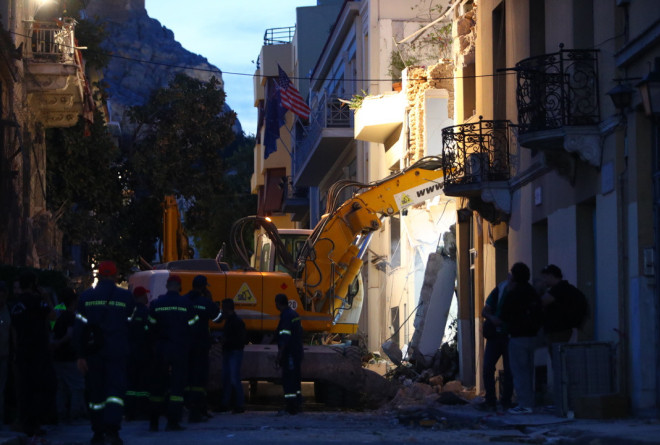 Έκρηξη στην Πλάκα: Νεκρή εντοπίστηκε γυναίκα στα συντρίμμια