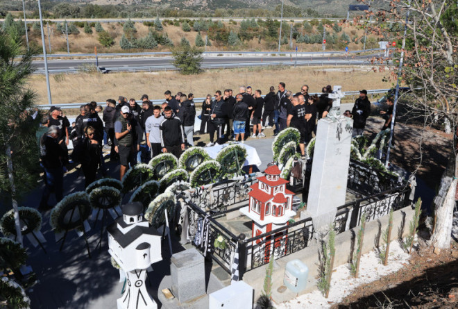 Τέμπη-Μνημόσυνο: Σε κλίμα συγκίνησης ο ΠΑΟΚ τίμησε τη μνήμη των έξι αετόπουλων