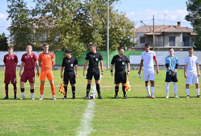 Απίστευτο σκηνικό στην Κ17 της Superbet League 2: Ο Νέστος Χρυσούπολης αγωνίστηκε με φανέλες της ΑΕΛ!