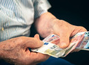Στα 300 ευρώ η ετήσια ενίσχυση για συνταξιούχους-Ποιοι ωφελούνται από το νέο πακέτο στήριξης