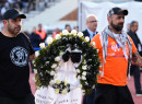 Υπέροχη στιγμή στο Πανθεσσαλικό: Στεφάνια από οπαδούς του ΟΦΗ για τους αδικοχαμένους οπαδούς του ΠΑΟΚ