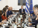 Ο Μητσοτάκης επιστρέφει με ανασχηματισμό από τη Βοστόνη: Ποιοι αντικαθιστούν Κυρανάκη και Ταγαρά