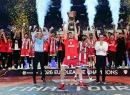 Η στιγμή της απονομής του τέταρτου ευρωπαϊκού του Ολυμπιακού