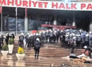 Πολιτική θύελλα στην Άγκυρα: Βίαιη επέμβαση στα γραφεία του CHP πυροδοτεί νέα κρίση στην Τουρκία