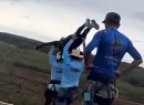 Βραζιλία: Την έριξαν από γέφυρα χωρίς σχοινί ασφαλείας!