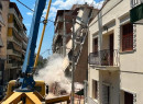 Καρέ-καρέ η κατάρρευση πολυκατοικίας στα Πετράλωνα