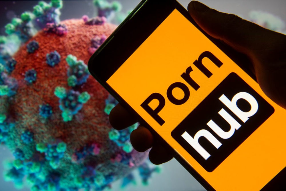 Το Pornhub δίνει δωρεάν… «δουλειά για το σπίτι» λόγω του κορωνοϊού
