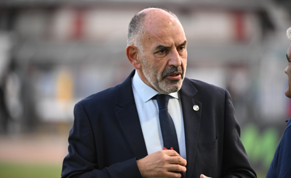 “Delias is like a fly in milk. If you catch Lucescu by the nose, he will explode.” “Delias is like a fly in milk. If you catch Lucescu by the nose, he will explode.”
