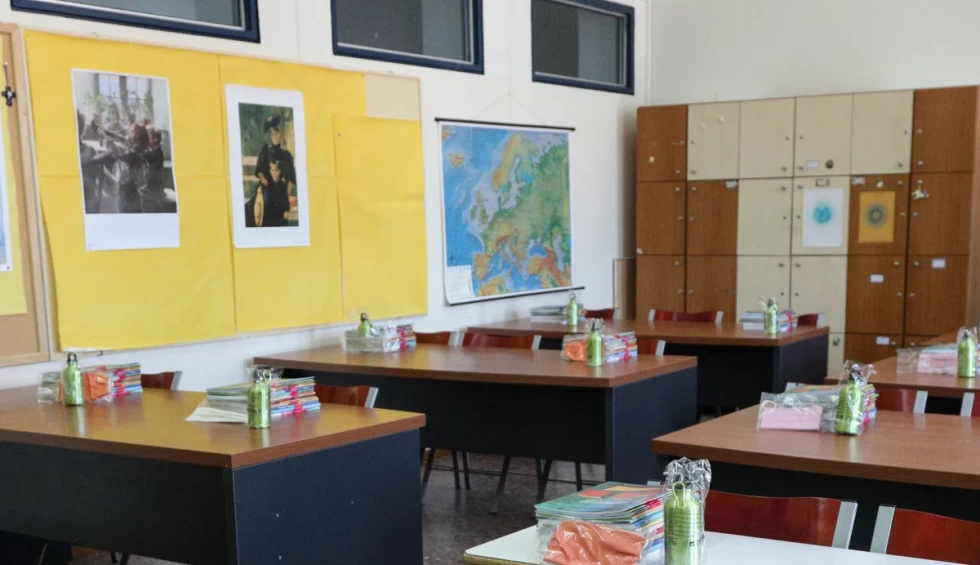 A generic square placeholder image with rounded corners in a figure.