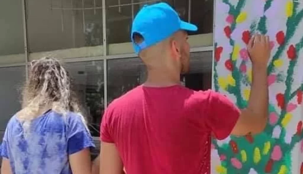 A generic square placeholder image with rounded corners in a figure.