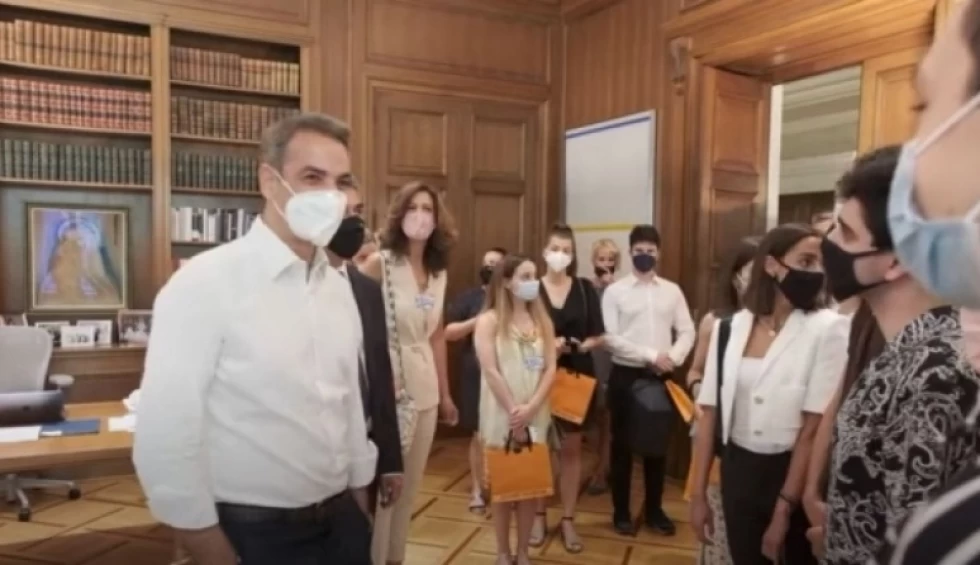 A generic square placeholder image with rounded corners in a figure.