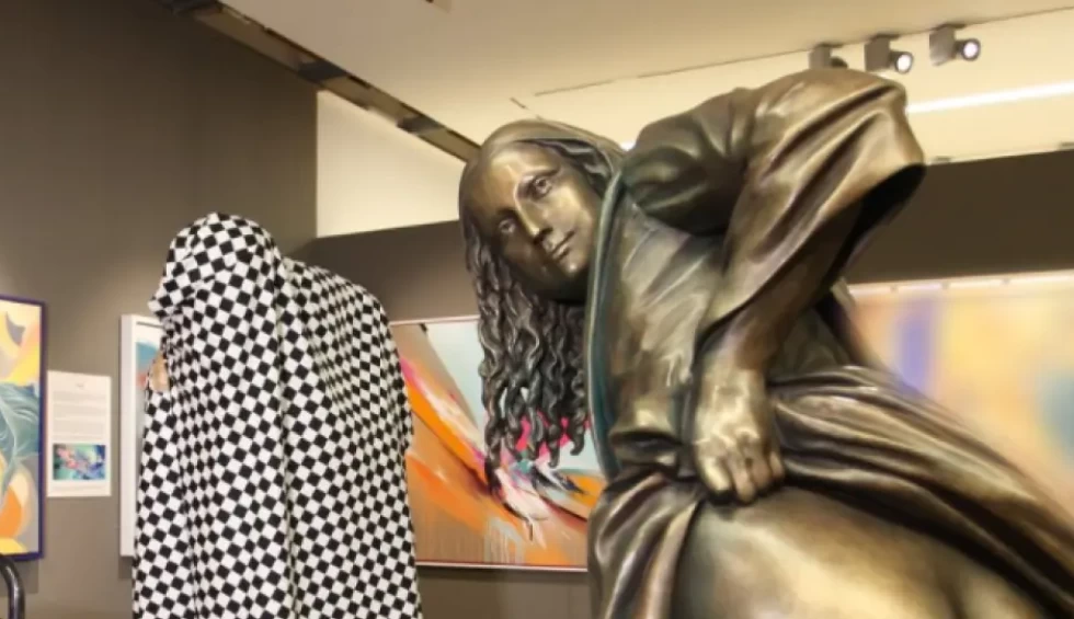 A generic square placeholder image with rounded corners in a figure.