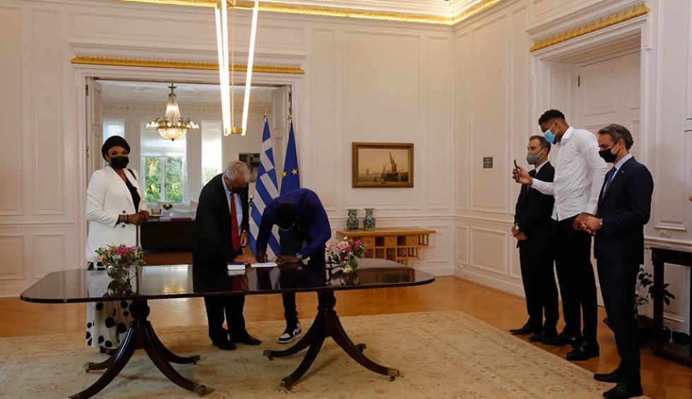 A generic square placeholder image with rounded corners in a figure.