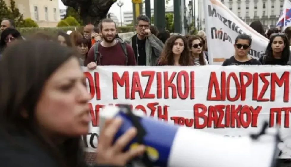 A generic square placeholder image with rounded corners in a figure.