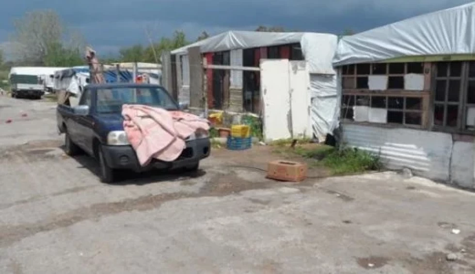 A generic square placeholder image with rounded corners in a figure.