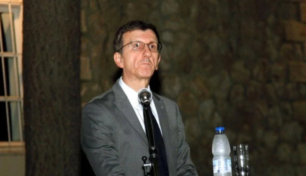 A generic square placeholder image with rounded corners in a figure.