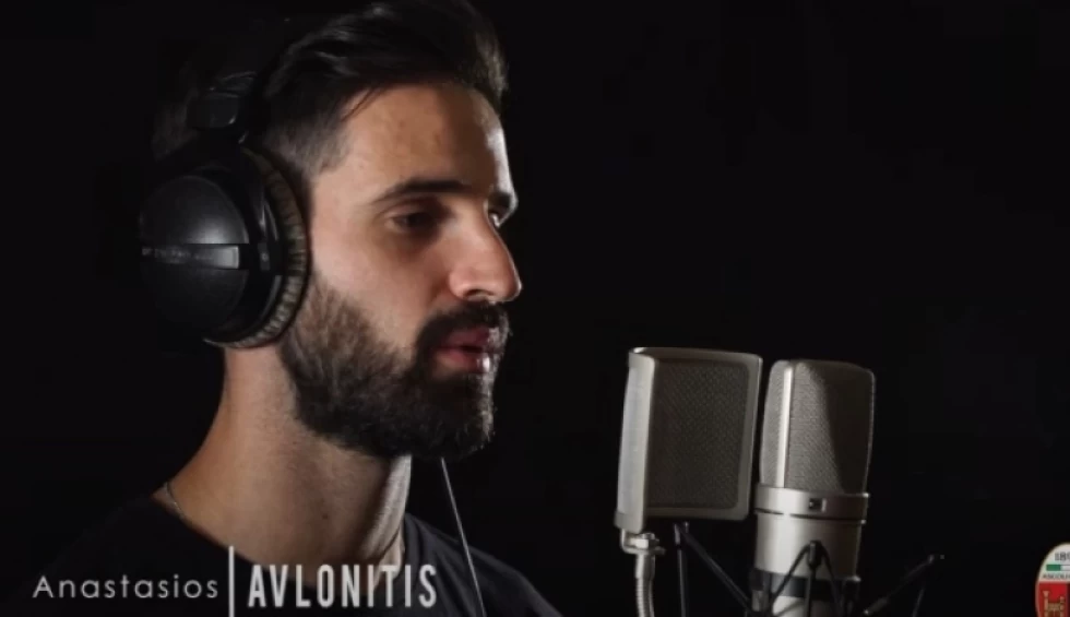 A generic square placeholder image with rounded corners in a figure.