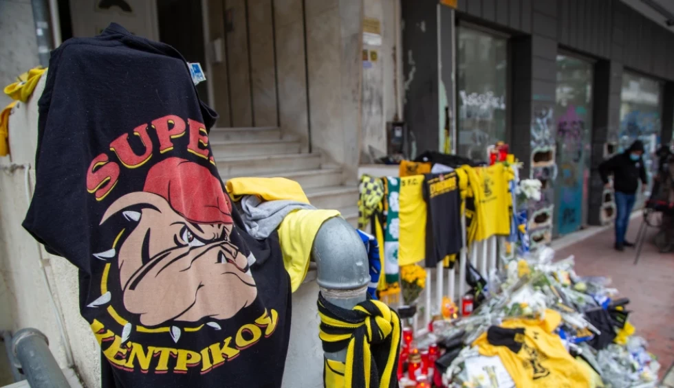 A generic square placeholder image with rounded corners in a figure.