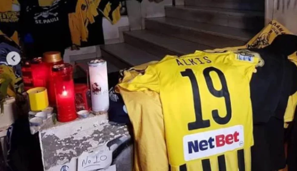 A generic square placeholder image with rounded corners in a figure.