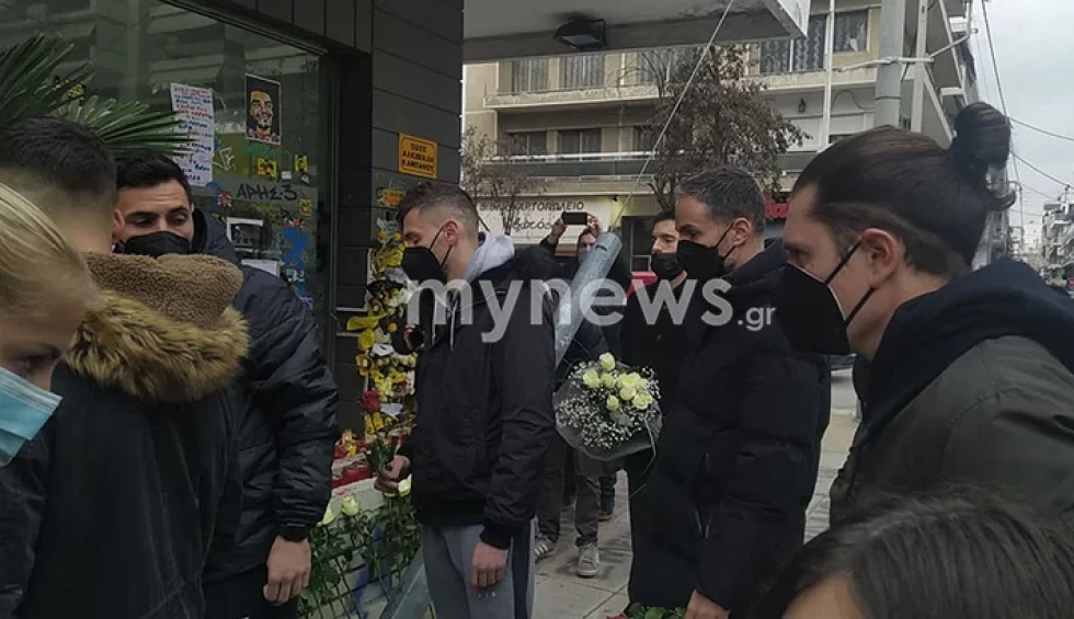 A generic square placeholder image with rounded corners in a figure.