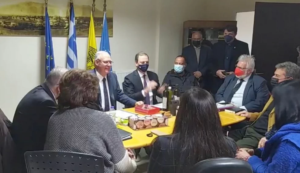 A generic square placeholder image with rounded corners in a figure.