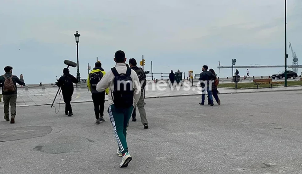 A generic square placeholder image with rounded corners in a figure.