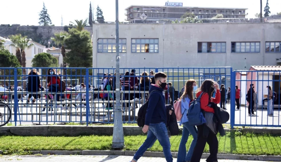 A generic square placeholder image with rounded corners in a figure.