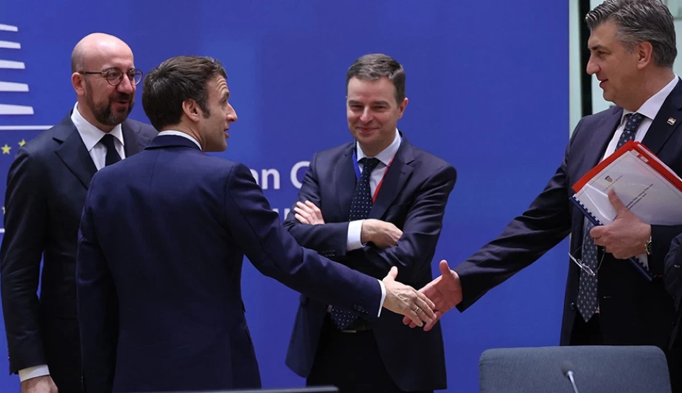 A generic square placeholder image with rounded corners in a figure.