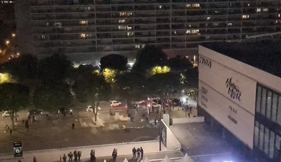 A generic square placeholder image with rounded corners in a figure.