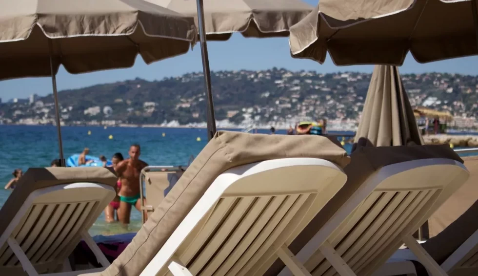 A generic square placeholder image with rounded corners in a figure.