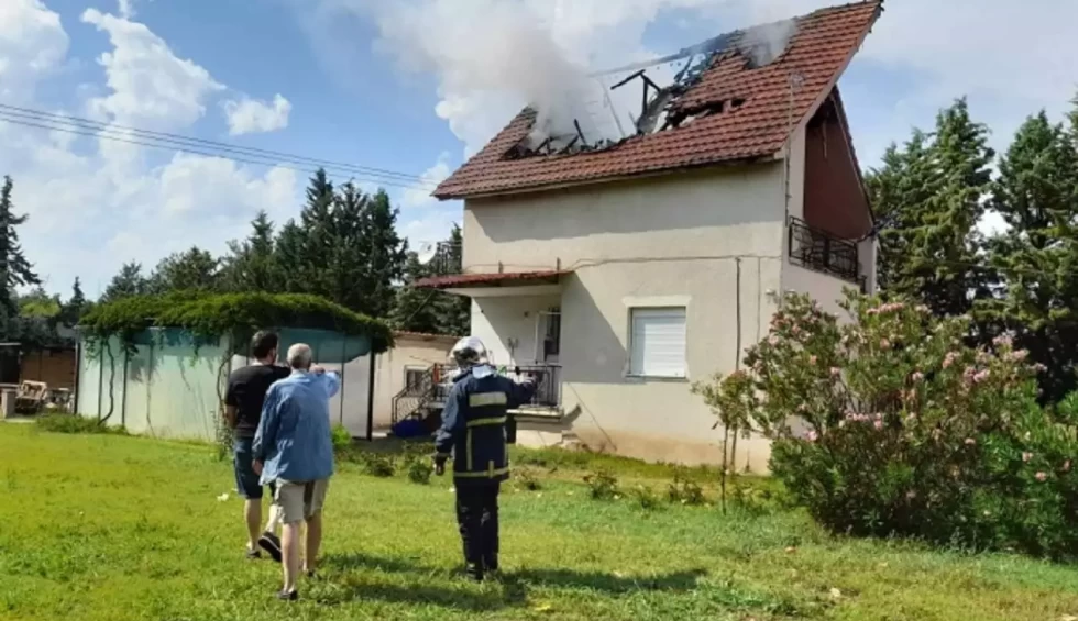 A generic square placeholder image with rounded corners in a figure.